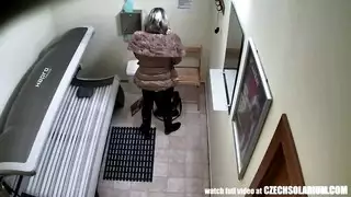 فتاة شقراء تلعب البيانو أمام رجل يريد أن يمارس الجنس معها