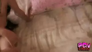 تمديد فتحتها الدافئة والضيقة للاختراق الشرجي