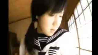 مص صارخ يؤدي إلى جنس سرير مكثف مع سمراء يابانية