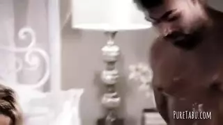 حمام شهواني يتحول إلى جلسة نيك ثلاثية جامحة