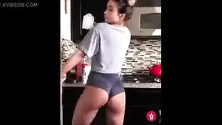 نيك وخرج المني من لبنت