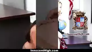 الغش في الفصل: تلميذة مشاغبة تمص وتمارس الجنس للحصول على درجة a