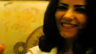 سيجارتها تثيره—مشهد إصبع قاسي في كسها