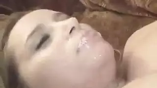 آسيوية شقراء مثيرة تتعرض للتدليك الجنسي في الحافلة ثم جلسة إباحية خاصة في مكانه