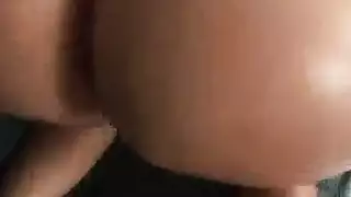 المرأة الأكبر سناً المثيرة تلمس فرجها المبلل والفضفاض