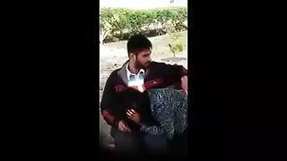 جنس خارجي صريح: فرك وأكل فرج في الحديقة