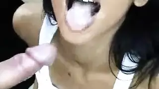 قضيب في مؤخرتها على مقعد السيارة جسدها يرتعش من بلوغ غامر