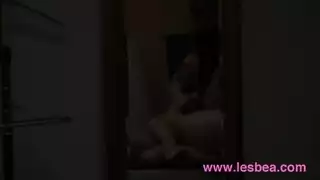 بورن سحاقي مثير: مداعبة البظر وعصر الصدر بعنف