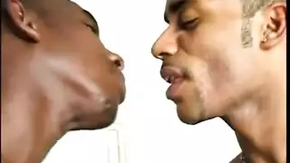 مؤخرات سوداء ممتلئة تتعرض لجماع شرجي عنيف