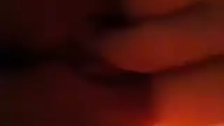 فرج لارا الصغير يتوق لاحتكاك الفرك من أثداء ضخمة أثناء بورن سحاقي
