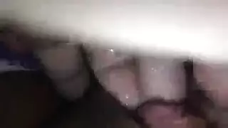 شرموطه تلعب بصدرها