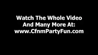 الفتيات cfnm الحقيقيين يرفعن رجلاً نحيفًا