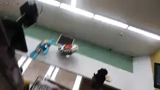احتفال جنسي على الأريكة: حبيبتان في مقص صريح وهزات جماع