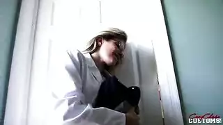 تجلب ابنتها للغرفة وتساحقها