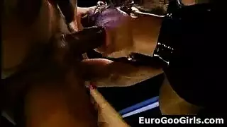 مجموعه من اليابانين مسكو بنت و قلععو ملص و فضلو يبعبصو فيه