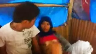بورن في الحديقة العامة: فتاة محجبة تخدم صديقها
