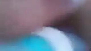 جمال عربي بدين يكشف عن كس سمين وفخذين مرفوعين في مشهد صريح