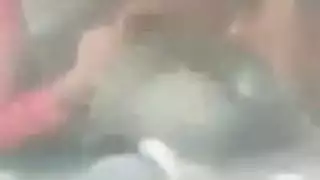 محجبة مكشوفة: متعة مزدوجة العب على ثدييها وفرجها في العلن
