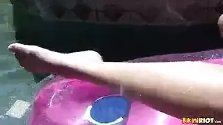تقيم علاقة مع عجوز