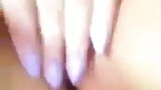 جلسة استمناء جامحة تنتهي بتوسلها للقضيب