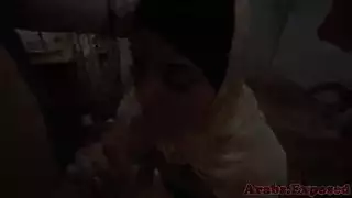 محجبة صارمة تأخذ زب أمريكي في ثقوبها الضيقة