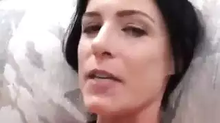 قضيب ضخم يمدد كسها الضيق حتى تصرخ
