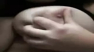 زوجة عاهرة تظهر جسدها المشدود وتتعرض للحفر بينما زوجها يعمل على مرمى سمعها