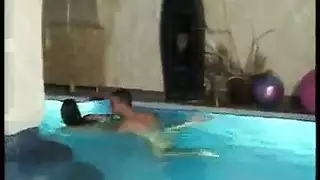 امرأة ناضجة ممتلئة الجسم تُشق بواسطة قضيب أبيض ضخم