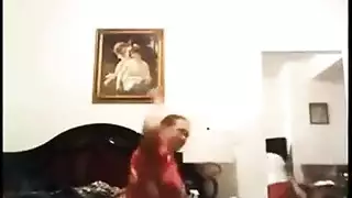 أداء فردي منحرف يؤدي إلى جنس جماعي