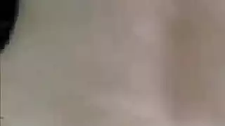 عربية خائنة تخون صديقها من أجل نيك والده الثري وجعله ينزل في حلقها