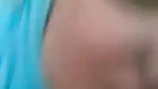 فتاة محجبة منهكة تمص الزب بمهارة