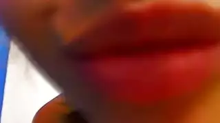 مراهقة بالكاد قانونية تتباهى بجسدها الساخن في الطبيعة