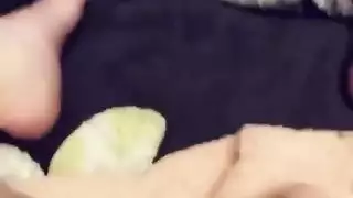 تبلغ ذروتها بقوة من قضيب أسود عملاق يضرب فرجها