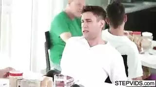 مص من تحت الطاوله