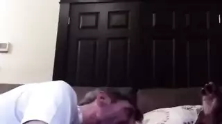 فتى مثلي صغير يتم إيلاجه في حلقه من قبل رجل مسيطر