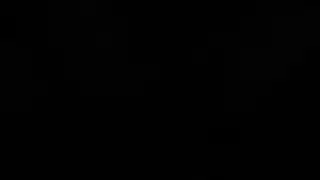 فتاة صغيرة تتقن البلع العميق على كاميرا الويب