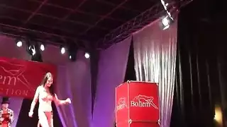 نجمات الإباحية يعرضن مهبلهن بسراويل حريرية