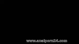 قضيب أسود سميك يطحن بين أثداء كبيرة ويُستمنى حتى النشوة