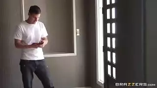 أم زوجية تلاعب بقضيب زوجها بقدميها سكس ساخن