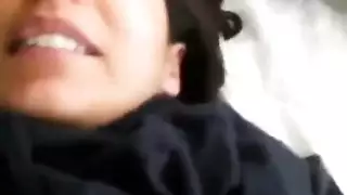 يدخل زبه في كس ابنته المرهقه وزوجته نائمه في السرير