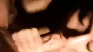 مع شقيقته من ابوه