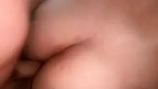 أمهات ناضجات نائما على السرير