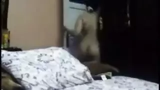 سكس عاءلى وام فرسة ينيكها ابنها فى السرير فى الفندق مترجم