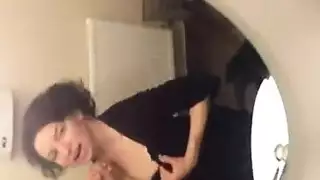 رضع بزاز يابانيه ف الحمام وتبكي