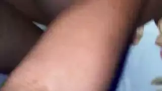ينزلق الديك الأسود المتستر إلى كس في سن المراهقة الرطب