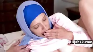 محروم من المرح ، في سن المراهقة في الحجاب تخلق مغامرة خاصة بها