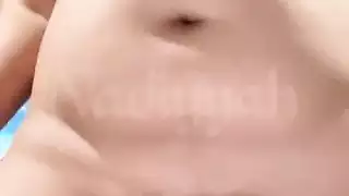 الفرخ العربي عاريا تماما ومضايقة مع ثديها الطبيعي الكبير وجمل مشعر الضيق