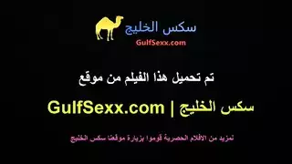 يقفش ابوة و هو ينكح ام صديقة و ابوة حتي يسكتة يشاركة معه