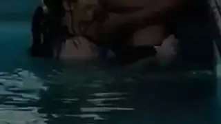 كومينغ كثيرا في حمام السباحة عند غروب الشمس