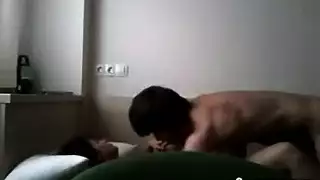 زوجان طازج لديه مغامرة الجنس مشبع بالبخار أمام الكاميرا، في شقته.